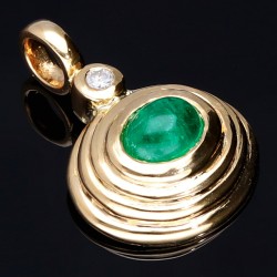 Exquisiter, handgearbeiteter Anhänger aus 18K / 750 Gelbgold besetzt mit einem kolumbianischen Smaragd-Cabochon (ca. 1,08 ct.) und einem Diamant (ca. 0,03 ct.)