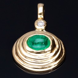 Exquisiter, handgearbeiteter Anhänger aus 18K / 750 Gelbgold besetzt mit einem kolumbianischen Smaragd-Cabochon (ca. 1,08 ct.) und einem Diamant (ca. 0,03 ct.)