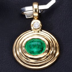 Exquisiter, handgearbeiteter Anhänger aus 18K / 750 Gelbgold besetzt mit einem kolumbianischen Smaragd-Cabochon (ca. 1,08 ct.) und einem Diamant (ca. 0,03 ct.)