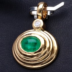 Exquisiter, handgearbeiteter Anhänger aus 18K / 750 Gelbgold besetzt mit einem kolumbianischen Smaragd-Cabochon (ca. 1,08 ct.) und einem Diamant (ca. 0,03 ct.)