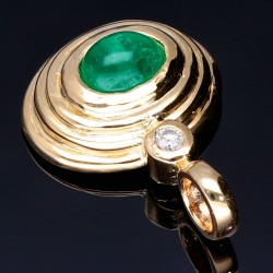 Exquisiter, handgearbeiteter Anhänger aus 18K / 750 Gelbgold besetzt mit einem kolumbianischen Smaragd-Cabochon (ca. 1,08 ct.) und einem Diamant (ca. 0,03 ct.)