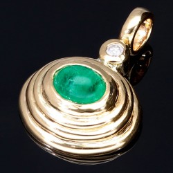 Exquisiter, handgearbeiteter Anhänger aus 18K / 750 Gelbgold besetzt mit einem kolumbianischen Smaragd-Cabochon (ca. 1,08 ct.) und einem Diamant (ca. 0,03 ct.)