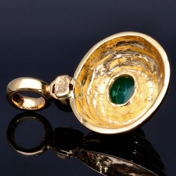 Exquisiter, handgearbeiteter Anhänger aus 18K / 750 Gelbgold besetzt mit einem kolumbianischen Smaragd-Cabochon (ca. 1,08 ct.) und einem Diamant (ca. 0,03 ct.)