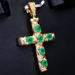 Aufwendig handgearbeiteter Kreuz-Anhänger mit 6 leuchtend grasgrünen Smaragden, gefasst in 18K / 750 Gold