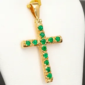 Kreuzanhänger mit 12 leuchtenden, intensiv grünen Smaragden in einer besonderen Art der Krappenfassung fixiert. Modern und zugleich zeitlos. (750er 18K Gold)