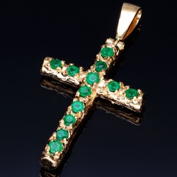 Kreuzanhänger mit 12 leuchtenden, intensiv grünen Smaragden in einer besonderen Art der Krappenfassung fixiert. Modern und zugleich zeitlos. (750er 18K Gold)