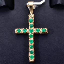 Kreuzanhänger mit 12 leuchtenden, intensiv grünen Smaragden in einer besonderen Art der Krappenfassung fixiert. Modern und zugleich zeitlos. (750er 18K Gold)