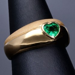 Wunderschöner, handgearbeiteter und zeitloser Ring für Damen in 18K 750 Gold mit einem eingefassten, edlen, tannengrünen Smaragd in Herzform