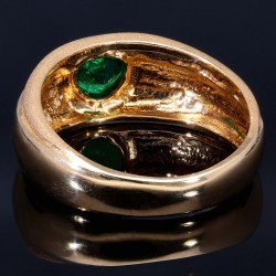 Wunderschöner, handgearbeiteter und zeitloser Ring für Damen in 18K 750 Gold mit einem eingefassten, edlen, tannengrünen Smaragd in Herzform