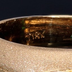 Wunderschöner, handgearbeiteter und zeitloser Ring für Damen in 18K 750 Gold mit einem eingefassten, edlen, tannengrünen Smaragd in Herzform