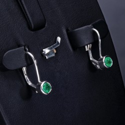 Elegante Ohrhänger / Ohrringe mit 2 rund geschliffenen, funkelnden, tannengrünen Smaragden mit Klappbrisurverschlüssen in hochwertigem Gold gefasst (18K / 750 Weißgold)