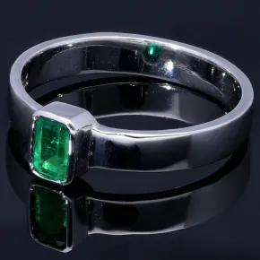Exquisiter, handgearbeiteter Ring für Damen aus hochwertigem 750 / 18K Gold, bestückt mit einem leuchtenden, intensiv grünen Smaragd