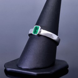 Exquisiter, handgearbeiteter Ring für Damen aus hochwertigem 750 / 18K Gold, bestückt mit einem leuchtenden, intensiv grünen Smaragd