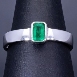 Exquisiter, handgearbeiteter Ring für Damen aus hochwertigem 750 / 18K Gold, bestückt mit einem leuchtenden, intensiv grünen Smaragd