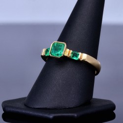 Exklusiver, handgearbeiteter Ring aus edlem Gelbgold (750, 18K) mit 3 eingefassten, leuchtenden, grasgrünen Smaragden