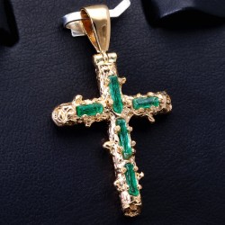 Kreuzanhänger mit 4 funkelnden, leuchtend grünen, Smaragdkristallen in einer besonderen Art der Krappenfassung fixiert. Modern und zugleich zeitlos. (750er 18K Gold)