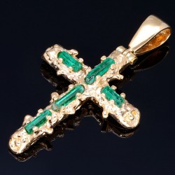 Kreuzanhänger mit 4 funkelnden, leuchtend grünen, Smaragdkristallen in einer besonderen Art der Krappenfassung fixiert. Modern und zugleich zeitlos. (750er 18K Gold)