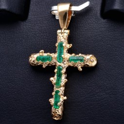 Kreuzanhänger mit 4 funkelnden, leuchtend grünen, Smaragdkristallen in einer besonderen Art der Krappenfassung fixiert. Modern und zugleich zeitlos. (750er 18K Gold)