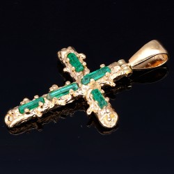 Kreuzanhänger mit 4 funkelnden, leuchtend grünen, Smaragdkristallen in einer besonderen Art der Krappenfassung fixiert. Modern und zugleich zeitlos. (750er 18K Gold)