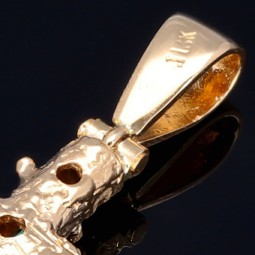 Kreuzanhänger mit 4 funkelnden, leuchtend grünen, Smaragdkristallen in einer besonderen Art der Krappenfassung fixiert. Modern und zugleich zeitlos. (750er 18K Gold)
