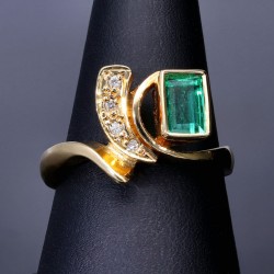 Funkelnder Ring für Damen aus 18K 750 Gelbgold, besetzt mit einem edlen, kolumbianischen Smaragd und 4 Diamanten (Ringgröße ca. 55)