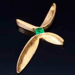 Goldener Kreuzanhänger für Damen mit kleinem runden Smaragd in 750er Gelbgold