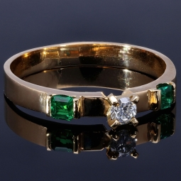 Funkelnder Ring für Damen aus 18K 750 Gelbgold, besetzt mit einem erlesenen Diamanten und zwei edlen, kolumbianischen Smaragden (Ringgröße ca. 56)