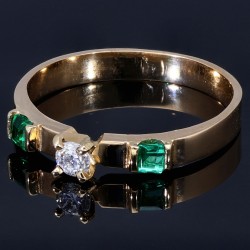 Funkelnder Ring für Damen aus 18K 750 Gelbgold, besetzt mit einem erlesenen Diamanten und zwei edlen, kolumbianischen Smaragden (Ringgröße ca. 56)