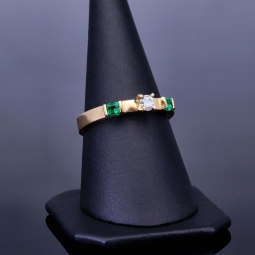 Funkelnder Ring für Damen aus 18K 750 Gelbgold, besetzt mit einem erlesenen Diamanten und zwei edlen, kolumbianischen Smaragden (Ringgröße ca. 56)