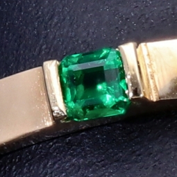 Funkelnder Ring für Damen aus 18K 750 Gelbgold, besetzt mit einem erlesenen Diamanten und zwei edlen, kolumbianischen Smaragden (Ringgröße ca. 56)