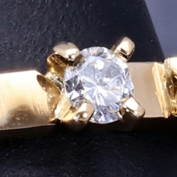 Funkelnder Ring für Damen aus 18K 750 Gelbgold, besetzt mit einem erlesenen Diamanten und zwei edlen, kolumbianischen Smaragden (Ringgröße ca. 56)