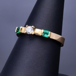 Funkelnder Ring für Damen aus 18K 750 Gelbgold, besetzt mit einem erlesenen Diamanten und zwei edlen, kolumbianischen Smaragden (Ringgröße ca. 56)