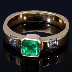 Sehr schöner Ring aus 18K 750 Gelbgold, besetzt mit 2 funkelnden Diamanten und einem ca. 1-karätigem, leuchtend grünen Smaragd (Ringgröße ca. 56)