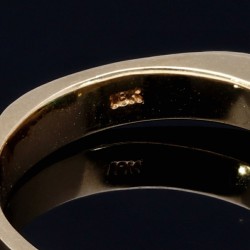 Sehr schöner Ring aus 18K 750 Gelbgold, besetzt mit 2 funkelnden Diamanten und einem ca. 1-karätigem, leuchtend grünen Smaragd (Ringgröße ca. 56)