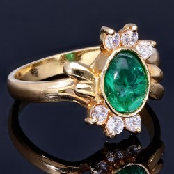 Exquisiter Ring für Damen in 18K 750 Gold, besetzt mit einem beachtlichen, leuchtend grünen Smaragd-Cabochon und 6 Diamanten (Ringgröße ca. 56)