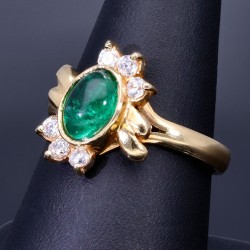 Exquisiter Ring für Damen in 18K 750 Gold, besetzt mit einem beachtlichen, leuchtend grünen Smaragd-Cabochon und 6 Diamanten (Ringgröße ca. 56)