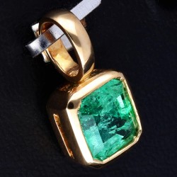 Hochwertiger Smaragdanhänger aus 750 (18K) Gold mit hell grasgrünem Smaragd ( ca. 1,68 Karat)