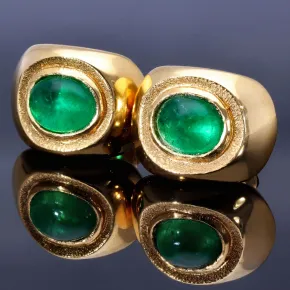 Edle Smaragd-Ohrstecker aus 18K 750er Gelbgold mit natürlichen, erlesenen Smaragd-Cabochonen von insgesamt ca. 1,93 ct