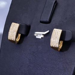Glänzende Ohrringe mit Zirkoniasteinen und englischem Verschluss aus massivem 585er 14K Gold