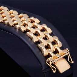 Massives Goldarmband aus wertvollem 585 / 14k Gold in stattlicher Breite von ca. 19,5 mm, ca. 20-21 cm Länge, (ca. 36,6g)