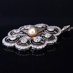 Antikes Art Déco Platin-Schmuckset (hergestellt um ca. 1900): Halskette und Anhänger aus 900er Platin, bestückt mit beeindruckenden Brillianten und Diamanten in hochwertiger Qualität (gesamt ca. 2,7 ct.) und einer Südseeperle mit einer Ankerkette ca. 53cm