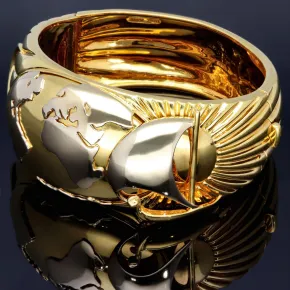 Wempe Markenschmuck: Aufwendig produzierter und massiver Armreif für Damen in exklusivem Design mit "Globus und Segelschiff-Motiv" aus Bicolor Gold 18K / 750 Gelbgold und Weißgold (Maße Innen: 5,7cm * 5,3cm)
