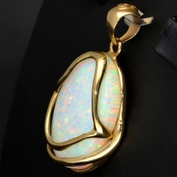 Eindrucksvoller Anhänger mit großem, eingefassten Opal in hochwertigem 14K / 585 Gold