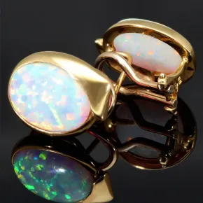 1 Paar Gold Ohrstecker / Ohrringe mit wertigem und praktischen Verschluss in 14K / 585 Gelbgold, mit jeweils einer faszinierenden, in Regenbogenfarben leuchtenden Opal-Dublette bestückt