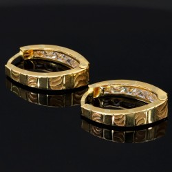 Ovale Klapp-Creolen mit Zirkoniabesatz in außergewöhnlichem Dekor aus 585 14K Gold