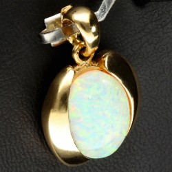 Edler Anhänger mit einem beeindruckenden Opal in glänzendem 14K / 585 Gold