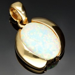 Edler Anhänger mit einem beeindruckenden Opal in glänzendem 14K / 585 Gold