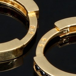 Mini Creolen mit schwarzen Zirkoniasteinen aus exquisitem Gold (585er 14K Gelbgold)