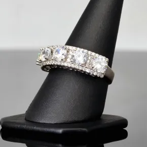 Ring aus 585 / 14K Weißgold für Damen mit vielen glitzernden Zirkonia besetzt (ca. 58 RG)