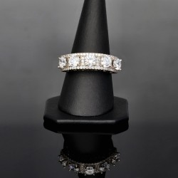 Ring aus 585 / 14K Weißgold für Damen mit vielen glitzernden Zirkonia besetzt (ca. 58 RG)